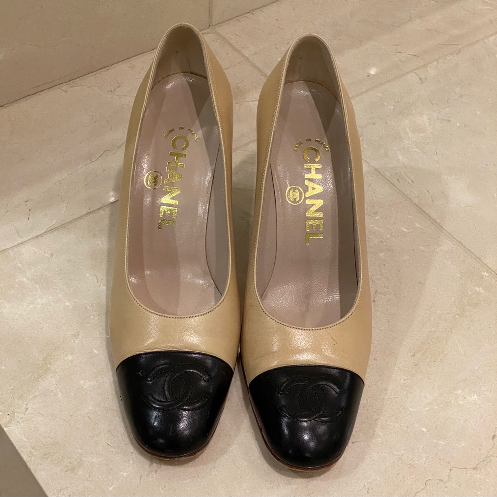 Gorgeous Authentic Chanel Pumps - Size: 37